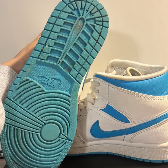 Jordan 1 Mid UNC (Women's) - Picture 3 of 4
